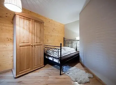 Center Ζακοπάνε